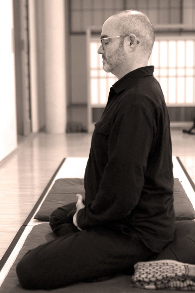 Meditierender im Meditationsraum