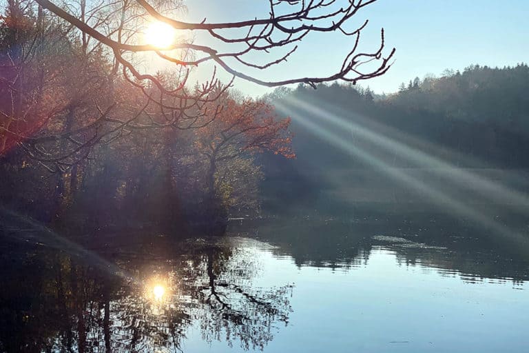 Sonne spiegelt sich in einem See