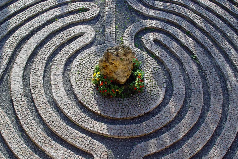 Labyrinth in der Außenanlage des Domiciliums