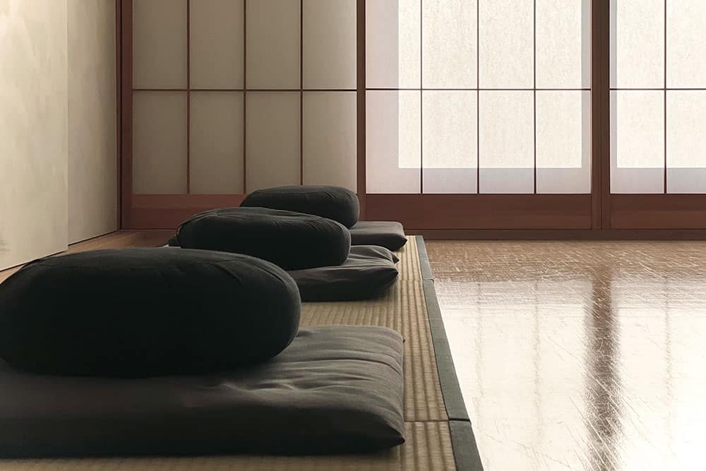 Meditationskissen in einem Meditationsraum
