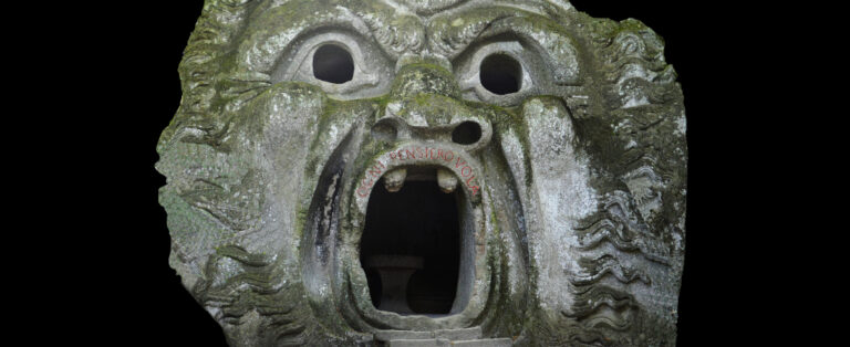 kolossaler, schreiender Kopf von Orcus, der Gottheit der Unterwelt in der römischen Mythologie, in den Bomarzo-Gärten in Italien